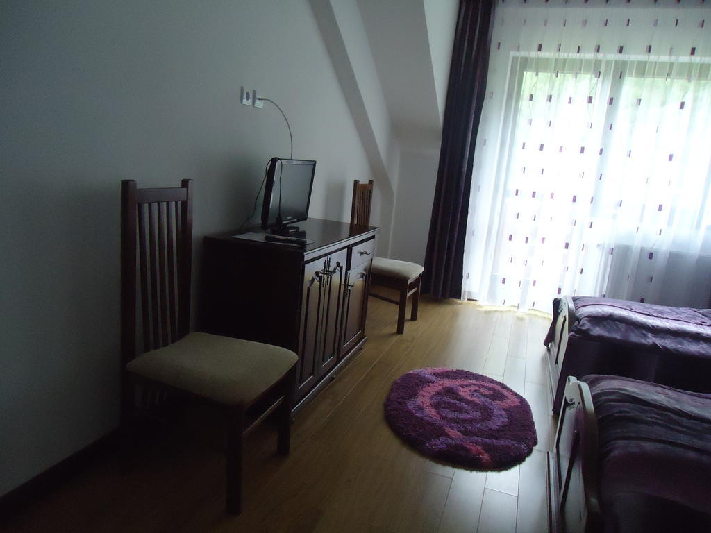 Pensiunea Geona Poiana Teiului Camera foto