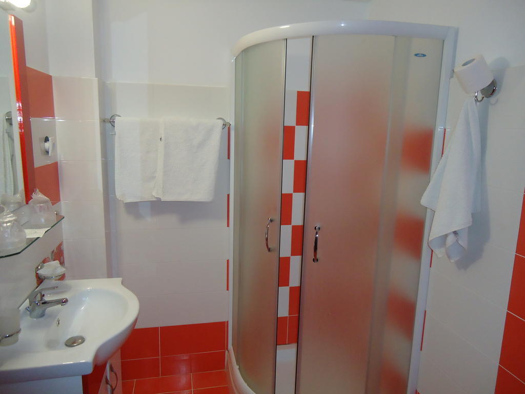 Pensiunea Geona Poiana Teiului Camera foto